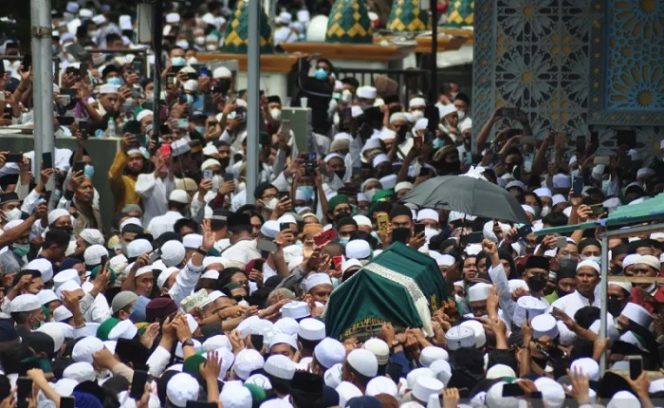 					Puluhan ribu umat Islam di Palu dan sekitarnya mengangkat jenazah almarhum Habib Saggaf Bin Muhammad Aljufri, di Palu, Rabu (4/8/2021). ANTARA/HO-Faldi.