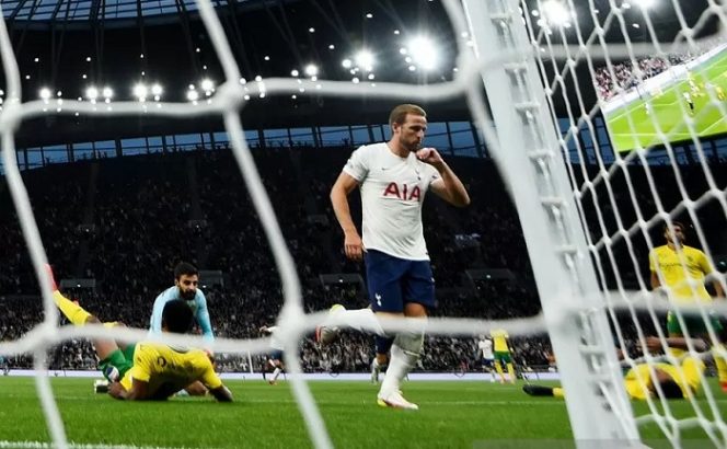 					Penyerang Tottenham Hotspur Harry Kane merayakan gol pertamanya ke gawang Pacos de Ferreira dalam leg kedua playoff Liga Conference di Stadion Tottenham Hotspur, London, Inggris, Kamis (26/8/2021) waktu setempat. (ANTARA/REUTERS/Dylan Martinez)