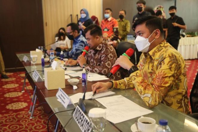 					Hari Pertama Bertugas, Bupati Adnan Langsung Pimpin Raker APKASI dan APEKSI