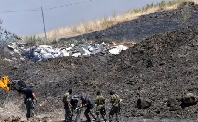 					Ahli bom Israel, didampingi dua prajurit, memeriksa sisa roket yang ditembakkan ke Israel dari Lebanon di Kiryat Shmona, Israel, Rabu (4/8/2021). (ANTARA/Reuters)