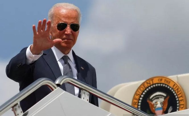 					Arsip - Presiden AS Joe Biden melambai ke media saat menaiki Air Force One di Pangkalan Bersama Andrews di Maryland, Amerika Serikat, Jumat (9/7/2021). REUTERS/Tom Brenner/AWW/djo