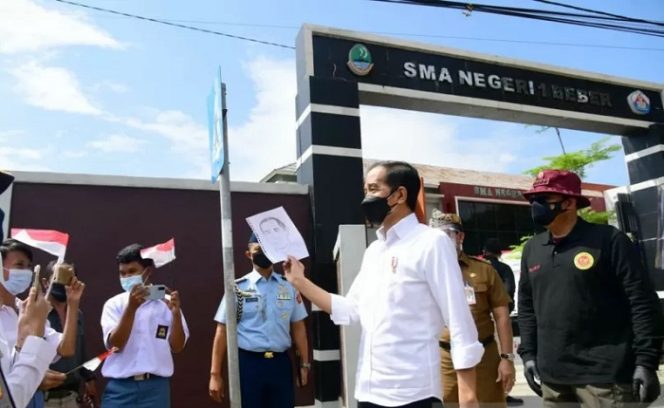 					Presiden Jokowi di SMAN 1 Beber, Kabupaten Cirebon, Jawa Barat pada Selasa (31/8). (ANTARA /HO- Muchlis Jr - Biro Pers Sekretariat Presiden)