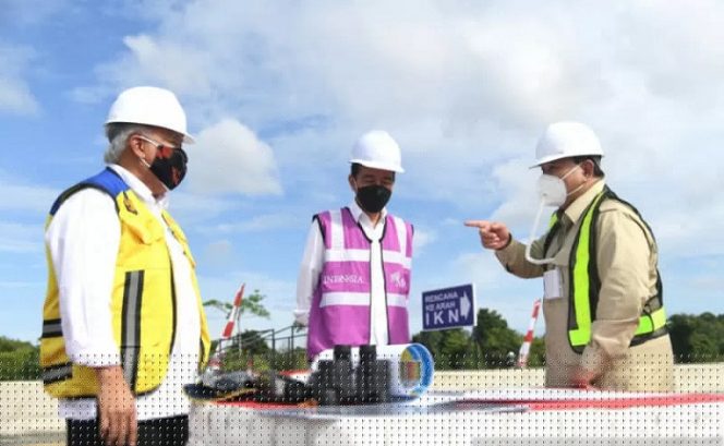 					Presiden Jokowi didampingi oleh Menteri Pertahanan (Menhan) Prabowo Subianto, Menteri Pekerjaan Umum dan Perumahan Rakyat (PUPR) Basuki Hadimuljono meninjau langsung sodetan akses jalan menuju rencana ibu kota negara (IKN) di Provinsi Kalimantan Timur pada Selasa (24/8). (Lukas - Biro Pers Sekretariat Presiden)
