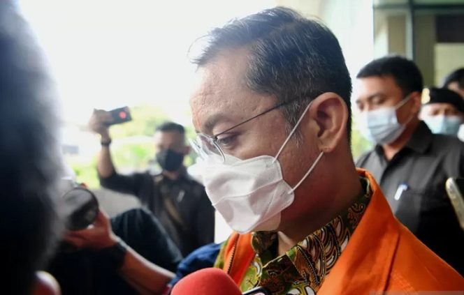 					Terdakwa mantan Menteri SosialÊJuliari P Batubara berjalan menuju mobil tahanan usai menjalani sidang pembacaan putusan secara virtual di gedung ACLC KPK, Jakarta, Senin (23/8/2021). Juliari Batubara divonis 12 tahun penjara serta denda Rp500 juta subsider enam bulan kurungan dan membayar uang pengganti Rp14,5 miliar oleh majelis hakim Pengadilan Tipikor Jakarta karena terbukti melakukan tindak pidana korupsi pada pengadaan bantuan sosial penanganan pandemi COVID-19. ANTARA FOTO/Hafidz Mubarak A/wsj.