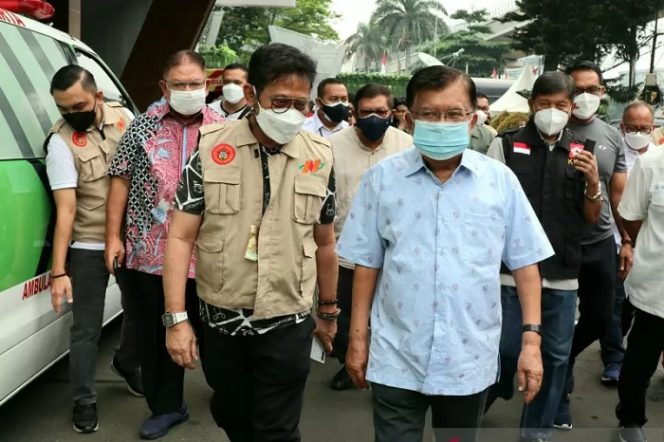 					Ketua Umum Palang Merah Indonesia (PMI) sekaligus Wakil Presiden ke-10 dan ke-12 RI Jusuf Kalla meninjau pelaksanaan vaksinasi COVID-19, di Jakarta Timur, Minggu (29/8/2021). ANTARA/HO-Tim Media JK