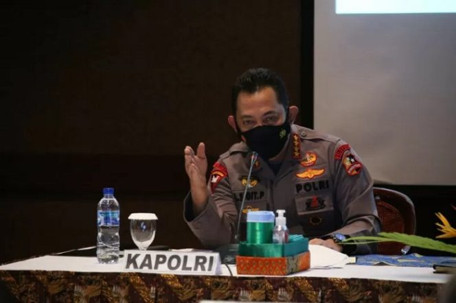 					Kepala Kepolisian Indonesia, Jenderal Polisi Listyo S Prabowo, memberikan pengarahan terkait persiapan PON XX/2021 Papua dan penanganan Covid-19 dalam rapat bersama Forkopimda Kabupaten Mimika, Jayapura, Sabtu (28/8/2021). ANTARA/HO-Divisi Humas Kepolisian Indonesia.
