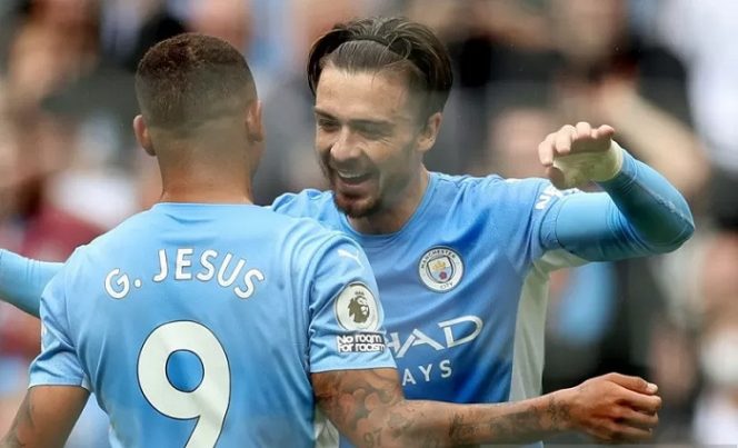 					Gelandang serang Manchester City Jack Grealish (kanan) melakukan selebrasi bersama Gabriel Jesus seusai mencetak gol ke gawang Norwich City dalam lanjutan Liga Inggris di Stadion Etihad, Manchester, Inggris, Sabtu (21/8/2021). (ANTARA/REUTERS/ACTION IMAGES/Lee Smith)