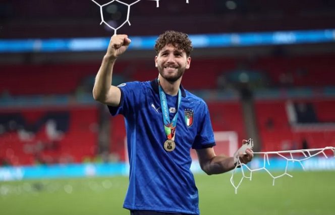 					Manuel Locatelli melakukan selebrasi setelah membawa timnas Italia menjuarai Piala Eropa (Euro) 2020. ANTARA/REUTERS/CARL RECINE.