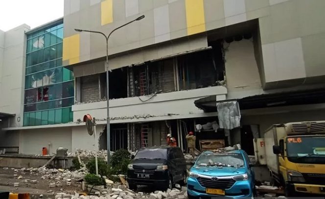 					Ledakan terjadi di pusat perbelanjaan Margocity Mall, Jalan Margonda Raya Kota Depok, Jawa Barat, Sabtu (21/8/2021). ANTARA/HO-Damkar Depok/am.