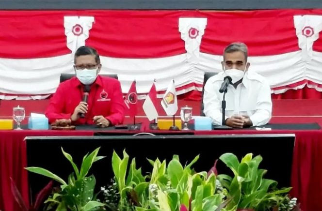 					Sekjen DPP PDIP Hasto Kristiyanto dan Sekjen DPP Partai Gerindra Ahmad Muzani saat melakukan pertemuan di Kantor DPP PDIP, Jalan Diponegoro, Jakarta, Selasa (24/8/2021). (ANTARA/HO-PDIP)