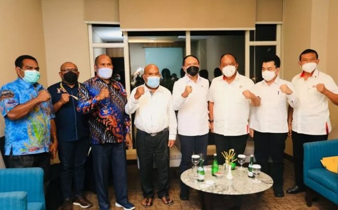 					Gubernur Papua Lukas Enembe berpose bersama Ketua Tim Keabsahan PON XX Soedarmo dan pejabat lainnya (ANTARA News Papua/HO-Humas Pemprov Papua)