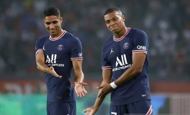 					Penyerang Paris Saint-Germain Kylian Mbappe (kanan) melakukan selebrasi bersama Achraf Hakimi seusai mencetak gol ke gawang Strasbourg dalam lanjutan Liga Prancis di Stadion Parc des Princes, Paris, Prancis, Sabtu (14/8/2021) waktu setempat. (ANTARA/REUTERS/Sarah Meyssonnier)