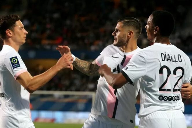 					Mauro Icardi (tengah) merayakan golnya bersama Julian Draxler (kiri) dan bek Abdou Diallo ketika Paris Saint Germain menaklukkan Troyes 2-1 dalam pertandingan pertama mereka musim ini di Stade de l'Aube di Troyes pada 7 Agustus 2021. (AFP/FRANCOIS NASCIMBENI)