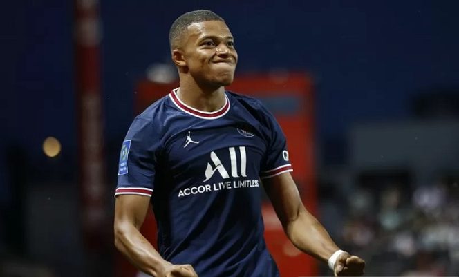 					Bintang Paris Saint-Germain Kylian Mbappe merayakan golnya ke gawang Brest dalam lanjutan Liga Prancis di Stadion Francis-Le Ble, Brest, Prancis, Jumat (20/8/2021). (ANTARA/REUTERS/Stephane Mahe)