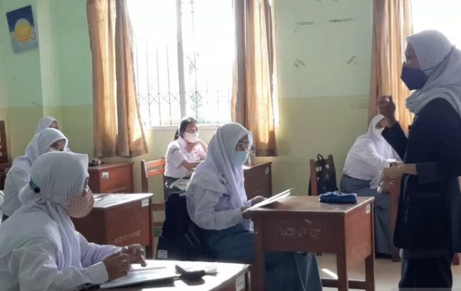 					Suasana kelas pada hari pertama pembelajaran tatap muka (PTM) terbatas di SMK Negeri 32 Jakarta, Tebet Dalam, Jakarta Selatan, Senin (30/8). ANTARA/Sihol Hasugian