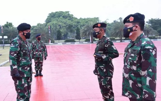 					Panglima TNI Marsekal TNI Hadi Tjahjanto saat menerima Laporan Korps Kenaikan Pangkat 52 Pati TNI di Mabes TNI, Cilangkap, Jakarta Timur, Jumat (13/8/2021). (ANTARA/HO-Puspen TNI)