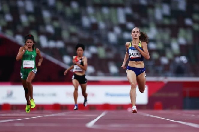					Atlet para atletik Yuliia Shuliar (kanan) asal Ukraina beserta atlet-atlet lainnya saat tampil di heat 1 nomor lari 400 meter T20 putri putaran pertama Paralimpiade Tokyo 2020 di Olympic Stadium, Tokyo, Jepang, Senin (30/8/2021). ANTARA/REUTERS/Athit Perawongmetha