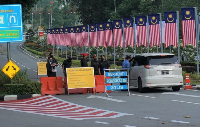 					Polisi Diraja Malaysia (PDRM) dan pegawai parlemen melakukan pengecekan terhadap kendaraan yang masuk menuju gedung parlemen di Jalan Parlemen, Kuala Lumpur, Senin (26/7/2021). Parlemen kembali dibuka saat kasus harian COVID-19 mencapai 17.045 setelah sebelumnya ditutup karena proklamasi darurat. ANTARA Foto/Agus Setiawan