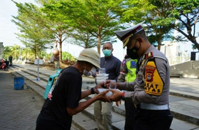 					Sambut HUT RI, Kasat Lantas Polrestabes Makassar Aktif Berbagi di Tengah Pandemi