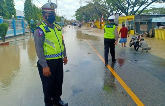 					Ruas Jalan Nasional di Ajangale Tergenang, Satlantas Polres Bone Atur Lalu Lintas
