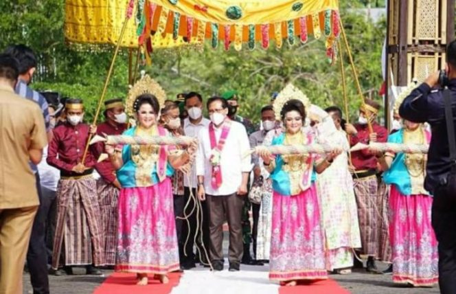 					Jubir Presiden Disambut Adat saat Tiba di Bone