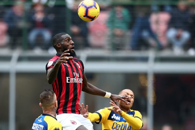 					Pemain pinjaman AC Milan dari Chelsea, Tiemoue Bakayoko, melompat untuk memenangi duel udara dalam lanjutan Liga Italia melawan Parma di Stadion San Siro, Milan, Italia, Minggu (2/12/2018). ANTARA/www.acmilan.it
