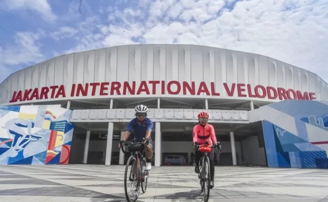 					Warga bersepeda di halaman Jakarta International Velodrome, Sabtu (10/4/2021). Pemprov DKI Jakarta selain meningkatkan fungsi dari lokasi sarana olahraga bertaraf internasional, juga akan menjadikan sejumlah lokasi tersebut sebagai tempat kegiatan sosial masyarakat, sehingga seluruh warga masyarakat Jakarta bisa menikmatinya tidak hanya atlet dan komunitas tertentu. ANTARA FOTO/Muhammad Adimaja/aww.