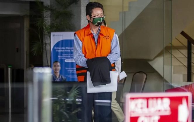					Arsip foto - Tersangka Legal Manager PT Duta Palma Grup pada tahun 2014 Suheri Terta meninggalkan gedung KPK usai menjalani pemeriksaan di Jakarta, Kamis (14/5/2020). ANTARA FOTO/Dhemas Reviyanto/aww.