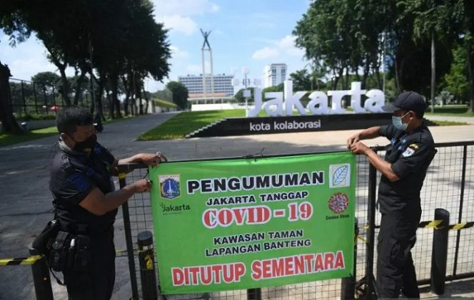 					Petugas gabungan merapikan spanduk pengumuman ditutupnya Taman Lapangan Banteng di Jakarta, Jumat (25/6/2021). Pemprov DKI Jakarta menutup kembali taman-taman kota di Jakarta selama masa Pemberlakukan Pembatasan Kegiatan Masyarakat (PPKM) Mikro untuk mencegah timbulnya kerumunan yang berpotensi menciptakan klaster baru COVID-19. ANTARA FOTO/Akbar Nugroho Gumay/wsj.