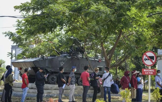 					Sejumlah warga antre untuk mendapatkan vaksinasi COVID-19 dosis kedua dalam 'Serbuan Vaksinasi COVID-19' di Kesatrian Marinir Baroto Sardadi, Marunda, Jakarta Utara, Sabtu (7/8/2021). ANTARA FOTO/M Risyal Hidayat/aww.