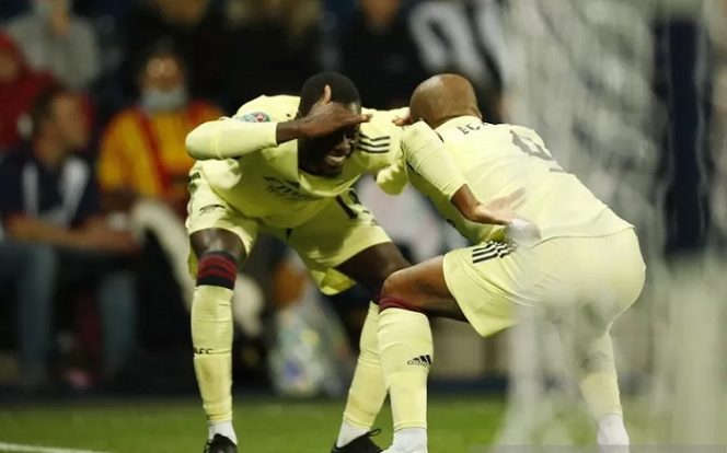 					Penyerang Arsenal Alexandre Lacazette (kanan) melakukan selebrasi bersama Nicolas Pepe seusai mencetak gol ke gawang West Bromwich Albion dalam laga putaran kedua Piala Liga Inggris di Stadion The Hawthorns, West Bromwich, Inggris, Rabu (25/8/2021) waktu setempat. (ANTARA/REUTERS/ACTION IMAGES/Andrew Boyers)