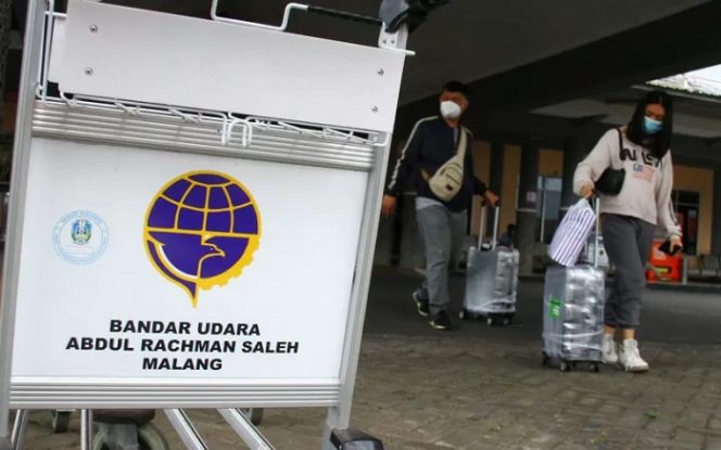 					Ilustrasi: Sejumlah penumpang berjalan menuju area parkir di depan Terminal Kedatangan Bandara Abdul Rahman Saleh, Malang, Jawa Timur. ANTARA FOTO/Ari Bowo Sucipto/wsj. (ANTARA FOTO/ARI BOWO SUCIPTO)