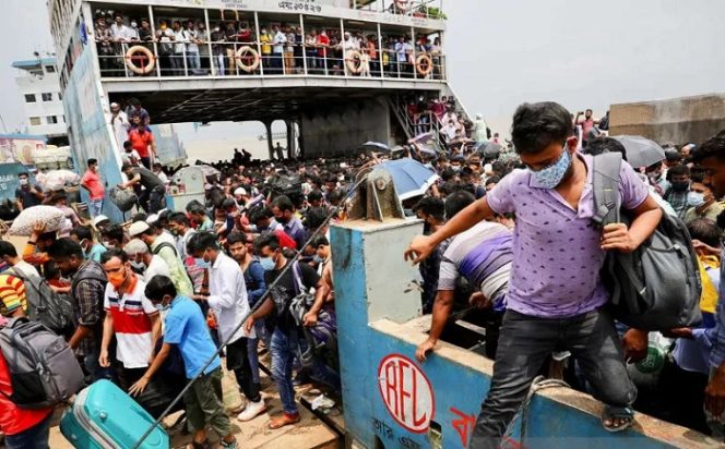 					Ilustrasi - Para migran dan pekerja turun dari feri yang penuh sesak saat kembali ke ibu kota setelah pemerintah memutuskan untuk membuka kembali industri ekspor, termasuk pabrik garmen, di tengah penguncian seluruh wilayah, di Terminal Feri Mawa, Munshiganj, Bangladesh, Minggu (1/8/2021). ANTARA FOTO/REUTERS/Mohammad Ponir Hossain/rwa.