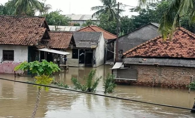 					Permukiman di Desa Tanjung Sari, Kecamatan Cikarang Utara, Kabupaten Bekasi, terendam banjir akibat meluapnya Kali Ulu. (ANTARA/Pradita Kurniawan Syah).