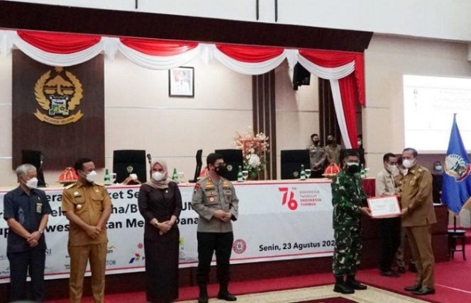 					Bupati Luwu Terima 400 Paket Sembako, Diserahkan Plt Gubernur Sulsel