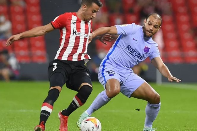 					Penyerang Barcelona Martin Braithwaite (kanan) sedang berebut bola dengan pemain Athletic Bilbao Alejandro Berenguer dalam pertandingan Liga Spanyol di San Mames, Bilbao, Spanyol pada 21 Agustus 2021. ANTARA/AFP/ANDER GILLENEA.