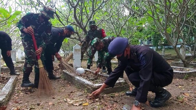 					Pelaksanaan pembersihan Taman Makam Pahlawan Paccekke, Kota Parepare.