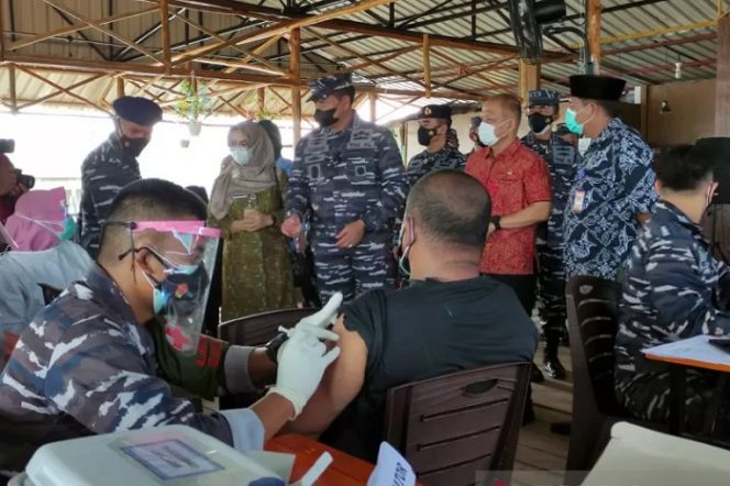 					Kepala Staf Angkatan Laut (Kasal) Laksamana TNI Yudo Margono meninjau vaksinasi di Batam, Kepulauan Riau, Kamis. (ANTARA/ Naim)