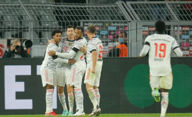 					Para pemain Bayern Muenchen merayakan gol kedua Robert Lewandowski (kedua kiri) ke gawang Borussia Dortmund dalam pertandingan Piala Super Jerman di Stadion Signal Iduna Park, Dortmund, Jerman, Selasa (17/8/2021) waktu setempat. (ANTARA/REUTERS/Leon Kuegeler)