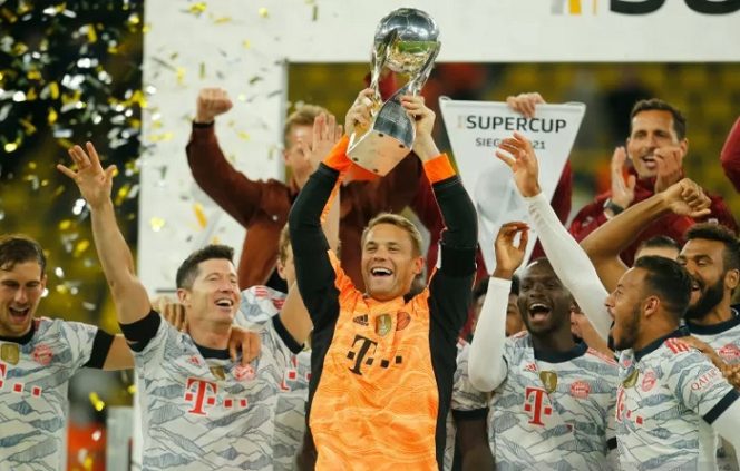 					Kiper sekaligus kapten Bayern Muenchen Manuel Neuer mengangkat trofi Piala Super Jerman seusai memenangi edisi 2021 melawan Borussia Dortmund di Stadion Signal Iduna Park, Dortmund, Jerman, Selasa (17/8/2021) waktu setempat. (ANTARA/REUTERS/Leon Kuegeler)