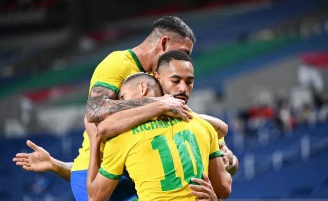 					Penyerang Matheus Cunha (tengah kanan) merayakan gol bersama rekan setimya ketika laga Brazil vs Mesir pada perempat final Olimpiade 2020 Tokyo cabang sepak bola putra di Stadion Saitama, Jepang, 31 Juli 2021.(ANTARA/AFP/CHARLY TRIBALLEAU)