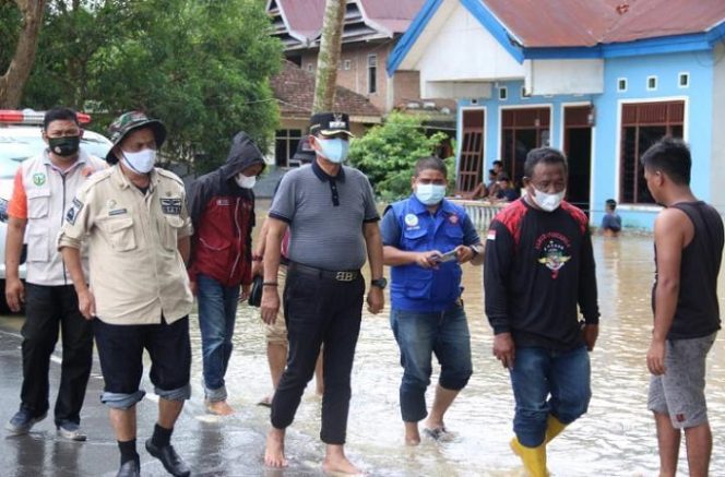 					Bupati Luwu Basmin Mattayang memantau lokasi banjir yang memutus jalan trans Sulawesi di Desa Dadeko, Kecamatan Larompong Selatan, pada Sabtu (28/8/2021) siang.