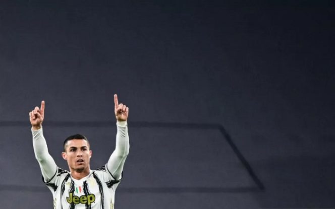 					Cristiano Ronaldo meninggalkan Juventus dan bergabung kembali dengan Manchester United pada 27 Agustus 2021. ANTARA/AFP/MIGUEL MEDINA.