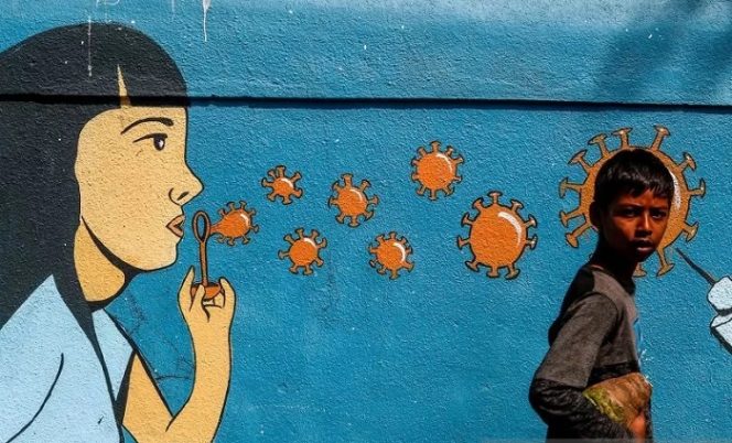 					Ilustrasi - Seorang anak laki-laki berjalan melewati grafiti di tengah penyebaran penyakit virus corona (COVID-19) di sebuah jalan di Navi Mumbai, India. REUTERS/Francis Mascarenhas/AWW/aa.