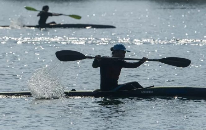 					Atlet dayung PON Sumatera Selatan beradu kecepatan dengan rekan satu timnya saat uji tanding di arena dayung Jakabaring Sport CIty (JSC), Palembang, Sumatera Selatan, Minggu (18/7/2021). Uji tanding antar tim dayung PON Sumatera Selatan dan tim dayung DKI Jakarta tersebut, sebagai persiapan mengikuti PON XX di Papua 2-15 Oktober mendatang. ANTARA FOTO/Nova Wahyudi/hp.