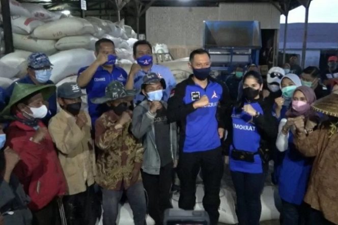 					Ketua Umum Partai Demokrat, Agus Harimurti Yudhoyono (AHY) bersafari politik ke Jawa Barat (Jabar) dan dalam kunjungannya tersebu AHY mengkonsolidasi Partai Demokrat di tingkat daerah yang ada di Jabar untuk semakin memperkuat elektabilitas partai ini di Pemilu 2024. ANTARA/HO-Dok Partai Demokrat