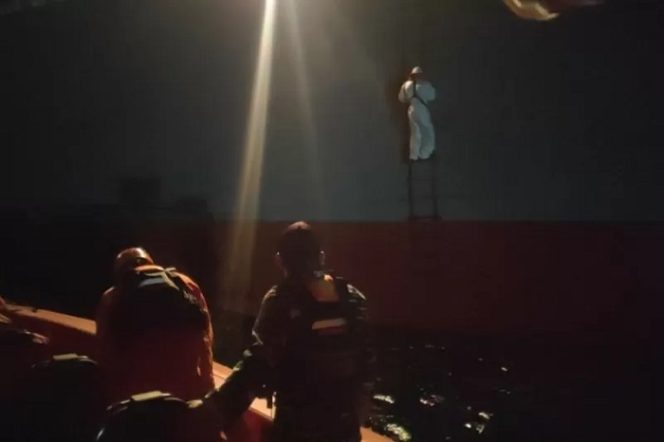 					Proses penjemputan ABK di Kapal berbendera Luxembourg yang mengalami kecelakaan di laut Jawa, Sabtu (7/8/2021). ANTARA/HO-Basarnas Bali. (Antara/Ayu Khania Pranisitha/2021)