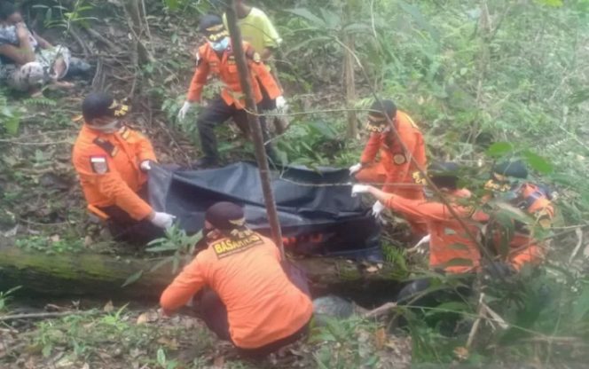 					Tim SAR gabungar saat mengevakuasi jasad seorang lansia yang sebelumnya dilaporkan hilang di hutan Desa Paku Jaya Kecamatan Bondoala Kabupaten Konawe, Sulawesi Tenggara, Sabtu (7/8/2021). (ANTARA/HO-Humas Basarnas Kendari)