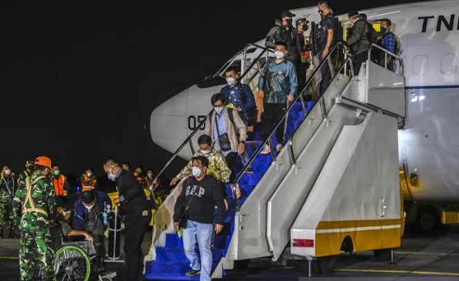 					Sejumlah warga negara indonesia (WNI) yang dievakuasi dari Afghanistan tiba di Bandara Halim Perdanakusuma, Jakarta, Sabtu (21/8/2021) dini hari. Pemerintah Indonesia berhasil mengevakuasi 26 WNI dari Afghanistan yang sedang dilanda krisis keamanan setelah pengambilalihan kekuasaan oleh kelompok Taliban. ANTARA FOTO/Galih Pradipta/pras.