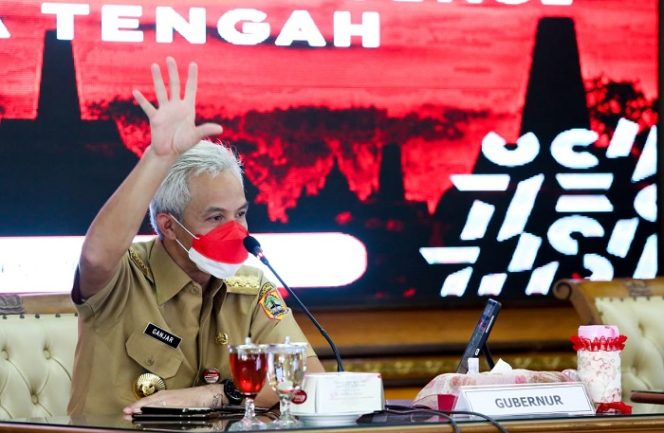 					Gubernur Jateng Ganjar Pranowo memimpin Rapat Penanganan Covid-19 dengan seluruh daerah di Jateng, Senin (30/8/2021).